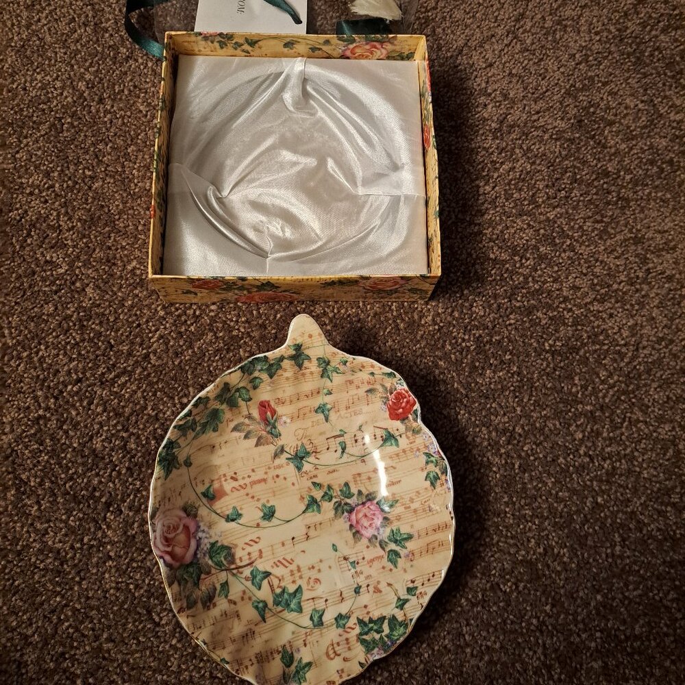 Vintage I.Godinger & Co. antique reflections leaf-shaped porcelain dish - Picture 3 of 7